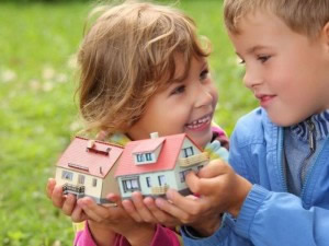 Дети с игрушечными домиками