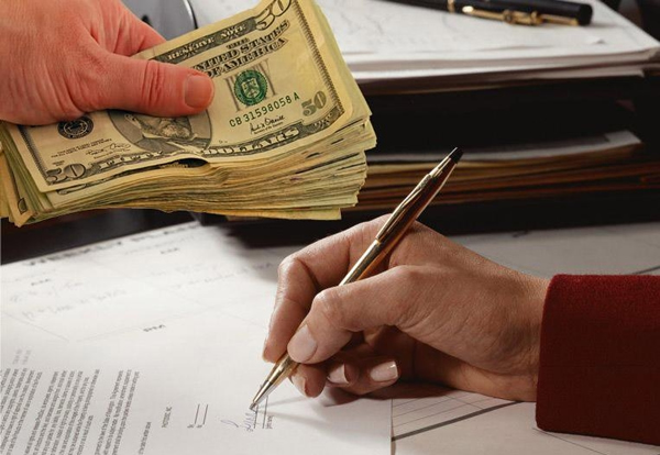 Подписание договора и передача денег