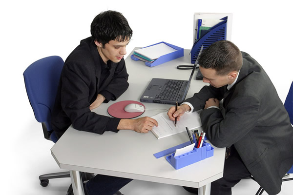 Двое мужчин заполняют документы