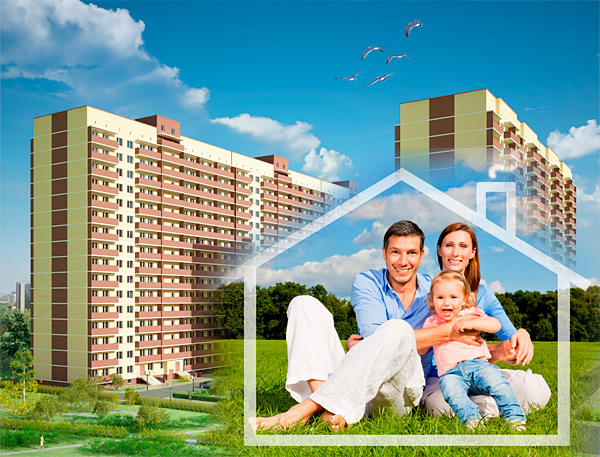 Молодая семья на фоне новостройки