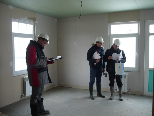 Мужчины в квартире