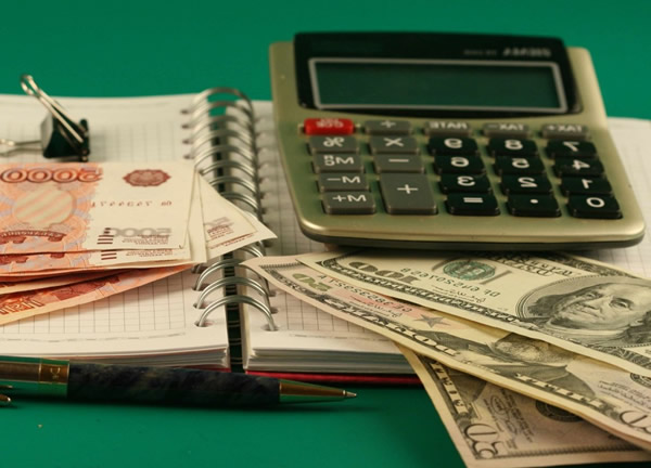 Калькулятор, деньги и тетрадь