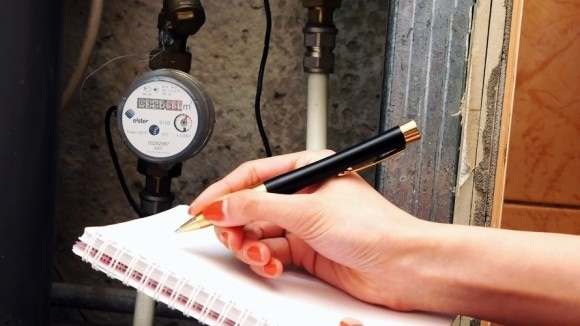 Тетрадь и рука девушки