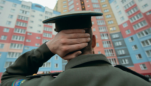 Военный перед новостройкой